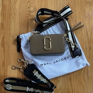 Marc Jacobs LOGO STRAP SNAPSHOT SMALL CAMERA BAG